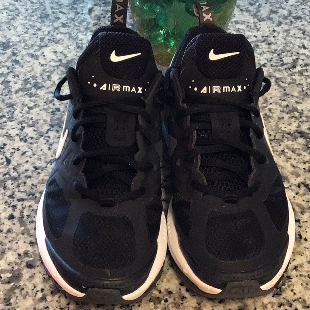 Nike Black and White Sneakers Sleek Low-Top Design - Picture 4 of 8
